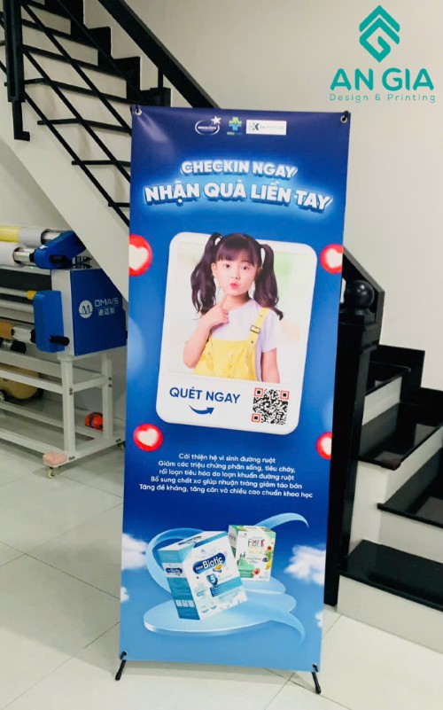 Mẫu standee X kích thước 60x160cm nhỏ gọn, phù hợp cho không gian hẹp.